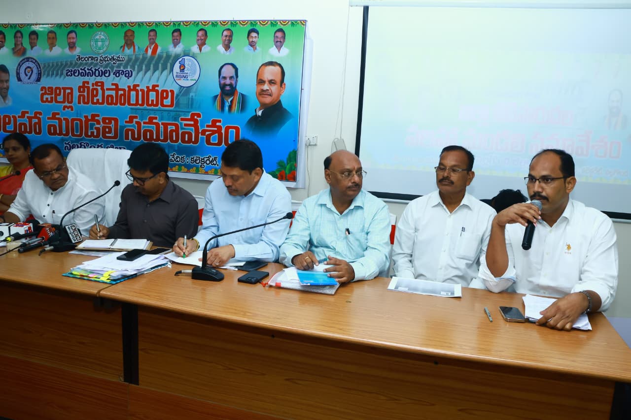 హైదరాబాద్లో భారీ వర్షం: పలు ప్రాంతాల్లో నీట మునిగిన రోడ్లు