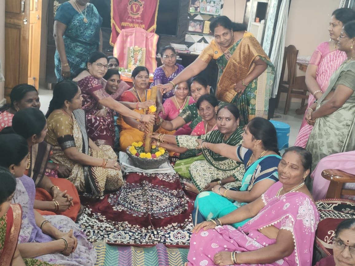 హాలియాలో ఘనంగా ఆర్యవైశ్య మహిళల ఆషాఢ గోరింటాకు వేడుక