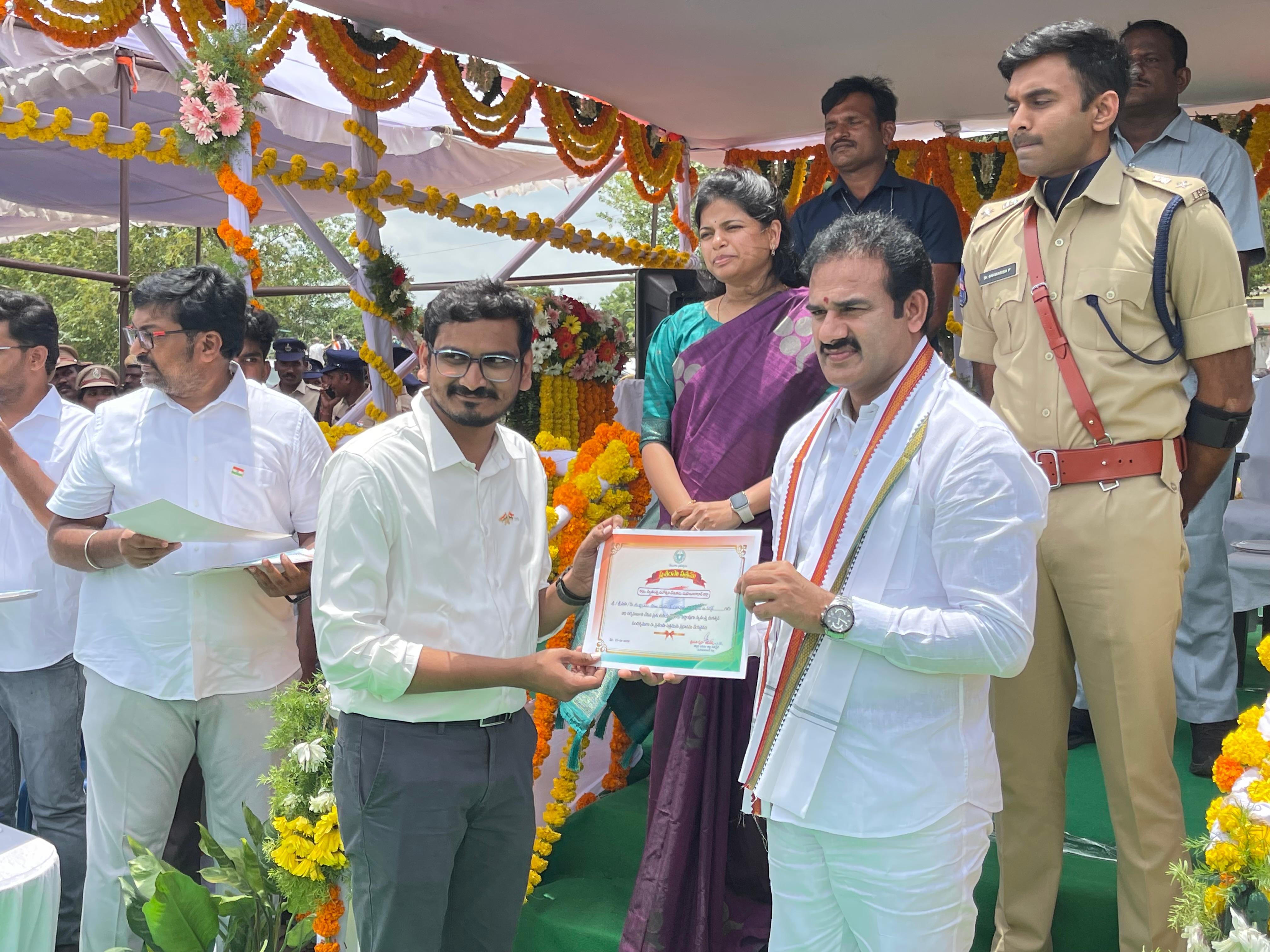 రెవెన్యూ శాఖ ఉద్యోగి సాయి సుమంత్ కు ‘బెస్ట్ ఎంప్లాయ్’ అవార్డు