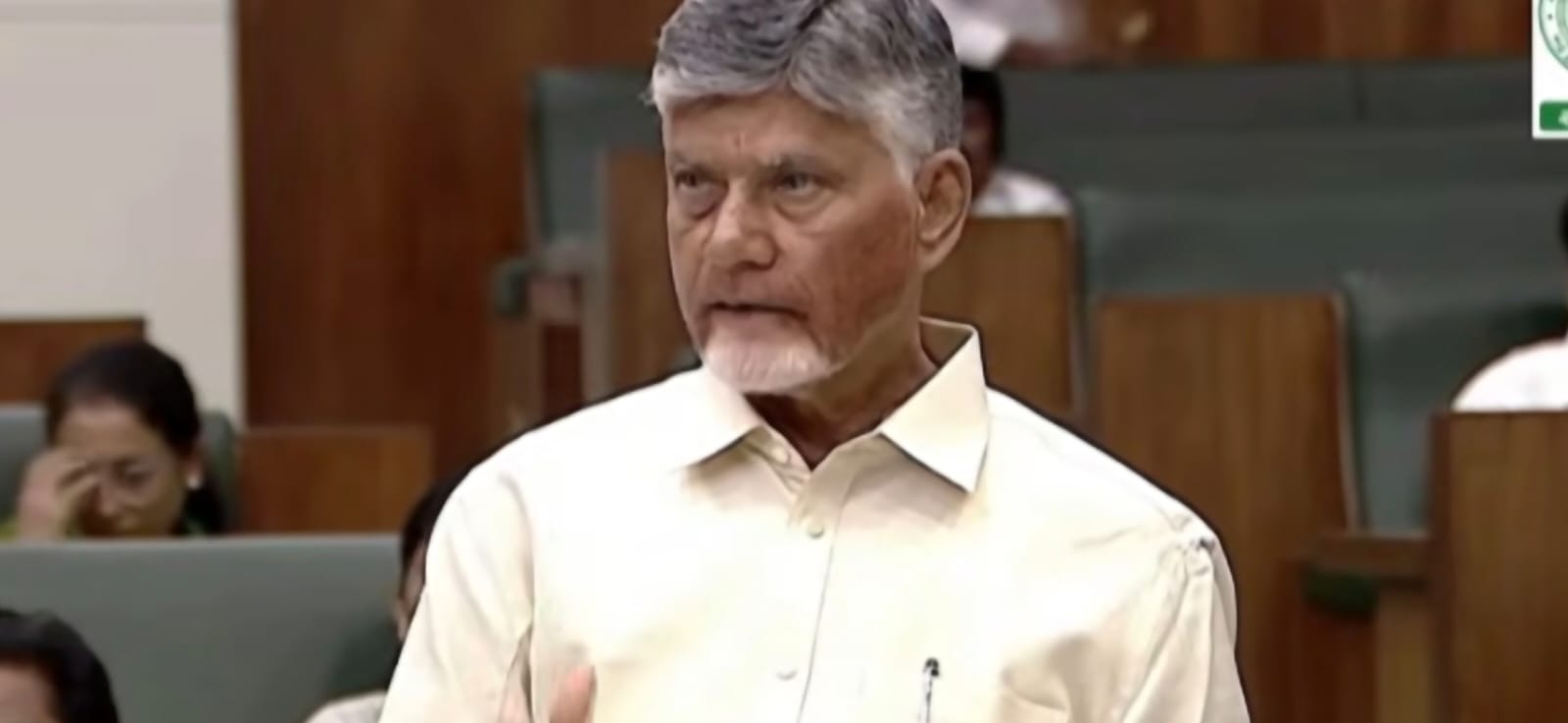 స్థానిక సంస్థల ఎన్నికలపై చంద్రబాబు సమీక్ష గ్రామస్థాయి నుంచి పార్టీని మరింత బలోపేతం చేయడంపై దృష్టి