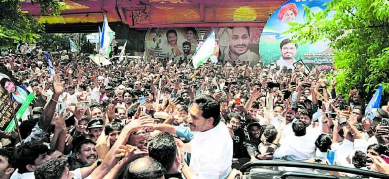 ఐపీఎస్ అధికారి పి.ఎస్.ఆర్. అంజనేయులు కుమారుడి వివాహానికి విచ్చేసిన జగన్.. జన సందోహం మధ్య ఘన స్వాగతం
