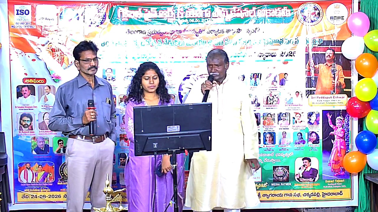 మిమిక్రీ రత్న 'స్వరముఖి' చంద్రముఖి చంద్రశేఖర్కు స్వర్ణ కంకణం బహుకరణ