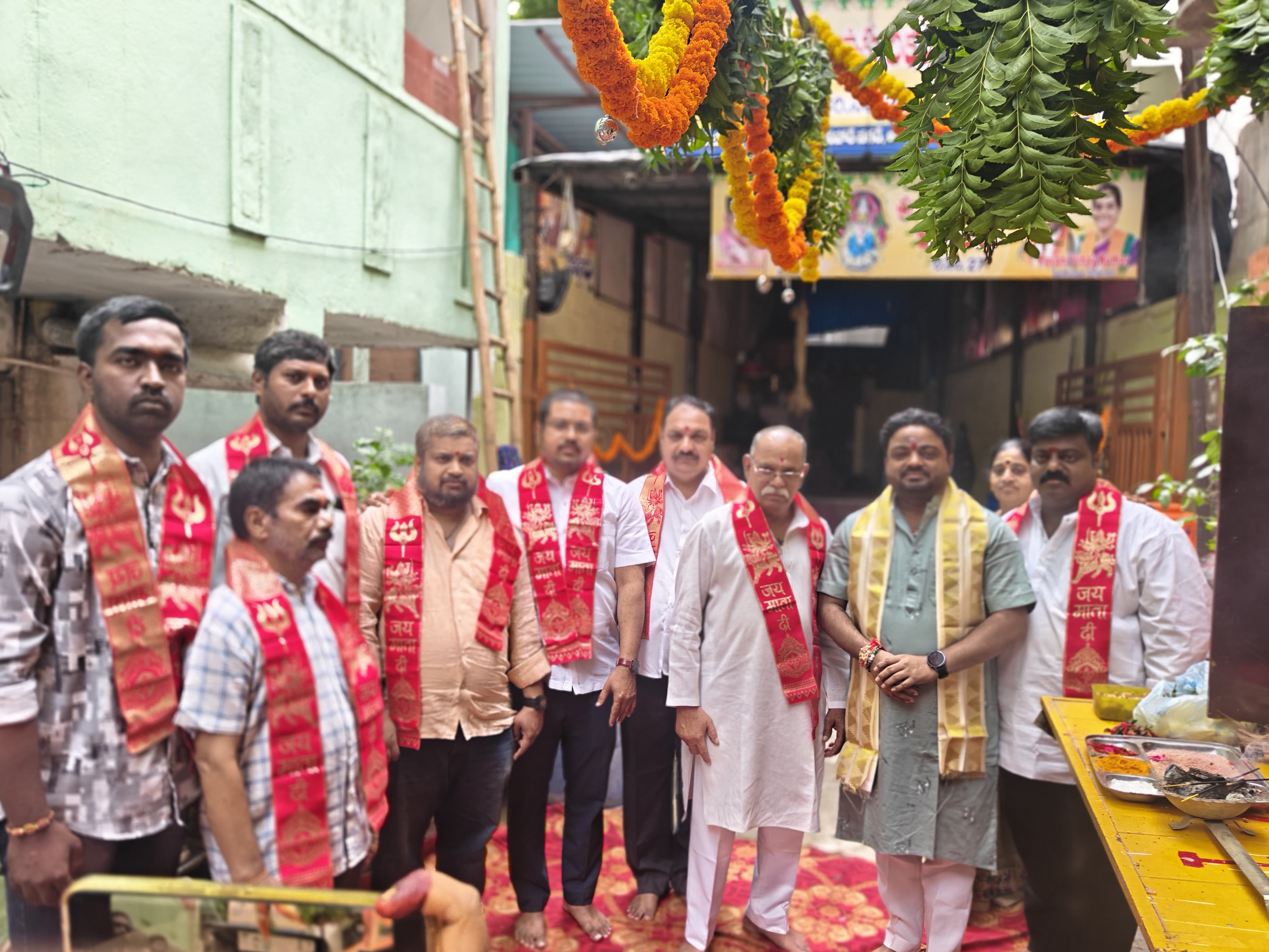 హైదరాబాద్, ట్రైనెట్ న్యూస్, ఆగస్టు 30: *శ్రావణమాసం అమ్మవారి బోనాల పండుగ సందర్భంగా* గాంధీనగర్ డివిజన్ SRT లోని *శ్రీ ఉప్పలమ్మ లక్ష్మి మాత ఆలయం లో* సీనియర్ నాయకులు *సంజీవ్ రెడ్డి గారి* ఆధ్వర్యంలో నిర్వహించిన బోనాల పండుగ కు ముఖ్య అతిథిగా సికింద్రాబాద్ పార్లమెంట్ జాయింట్ కన్వీనర్ *శ్రీ ఎ.వినయ్ కుమార్ గారు డివిజన్ బిజెపి ముఖ్య నాయకులతో* కలిసి పాల్గొన్నారు. అమ్మవారిని దర్శించుకుని ప్రత్యేక పూజలు నిర్వహించారు. కార్యక్రమంలో *బిజెపి నేతలు రత్న సాయి చంద్, శ్రీకాంత్,నీరజ్, నరేంద్రనాథ్,శివ తదితరులు* పాల్గొన్నారు.