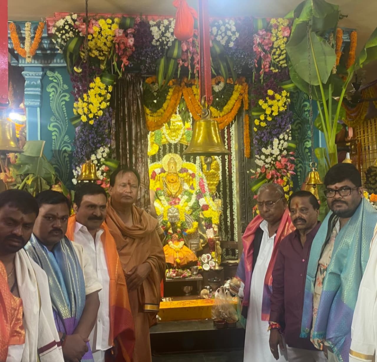 ఆలయంలో ప్రత్యేక పూజలు చేసిన వి.హనుమంతరావు