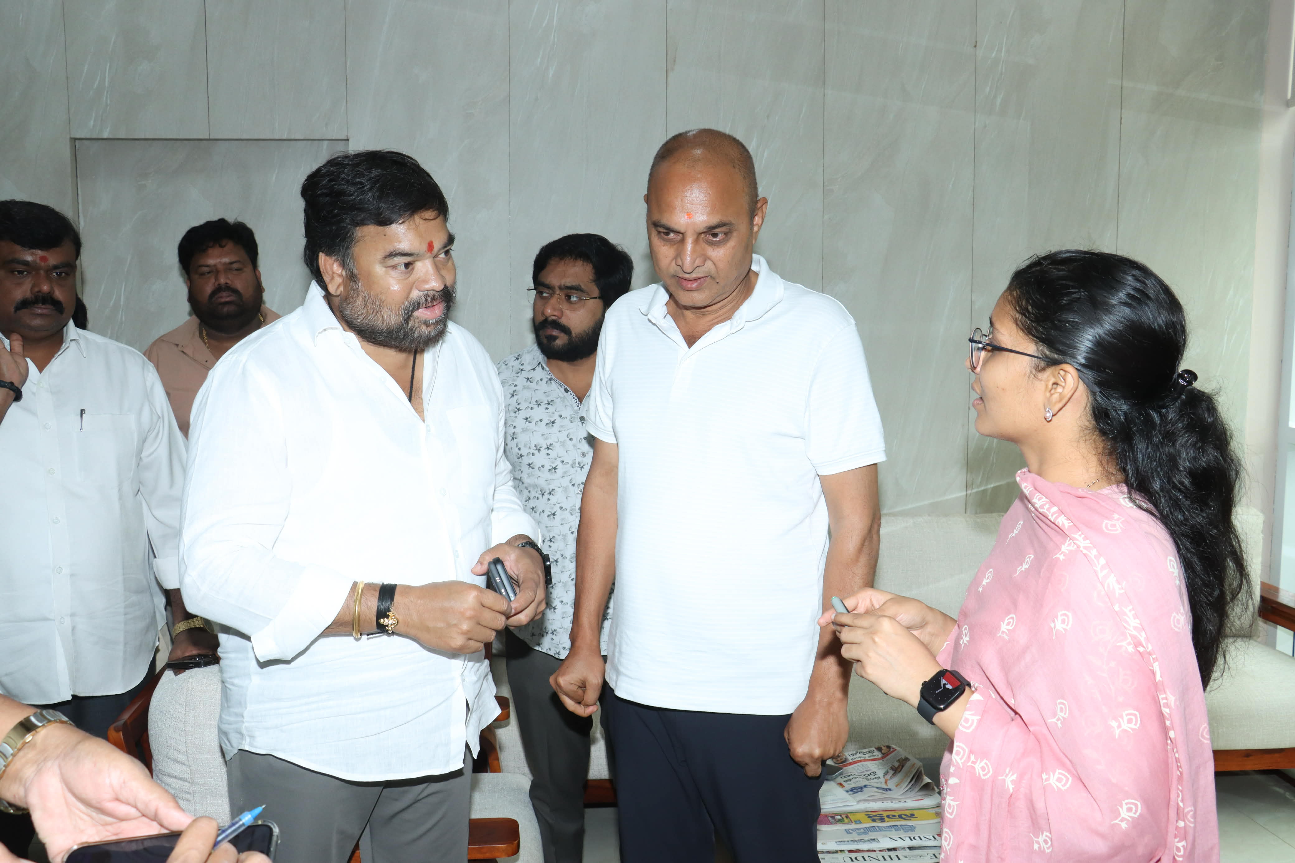 హెచ్ఎంటీ నగర్ పెద్దచెరువు వద్ద దెబ్బతిన్న మ్యాన్ హోల్స్ కు మరమ్మత్తులు..