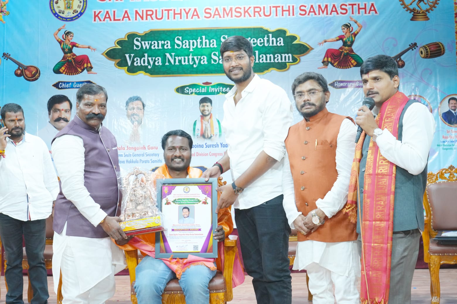“సేవారత్న” అవార్డు అందుకున్న మారమోని శ్రీశైలం యాదవ్