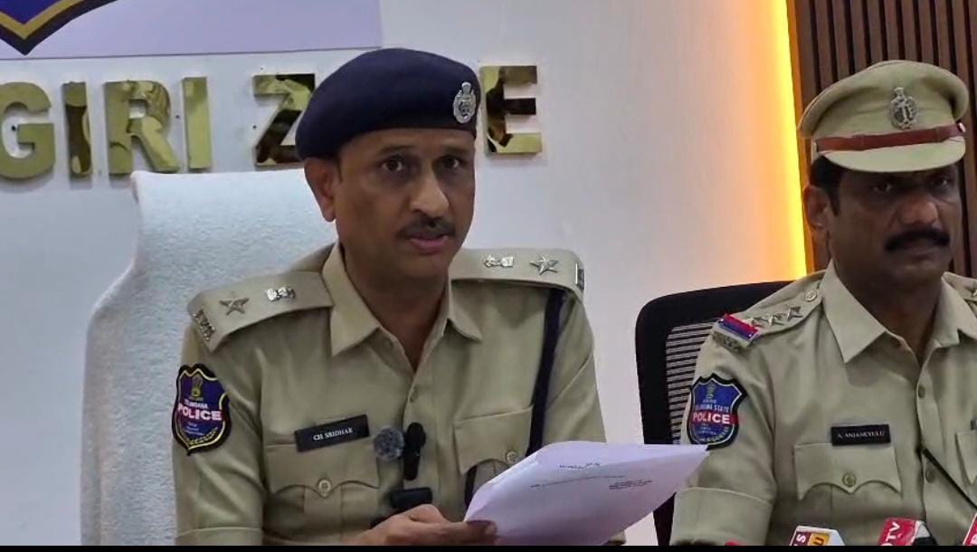 నకిలీ స్థిరాస్తి పత్రాల రిజిస్ట్రేషన్లకు సహకరించిన మాజీ సబ్రిజిస్ట్రార్ అరెస్ట్..