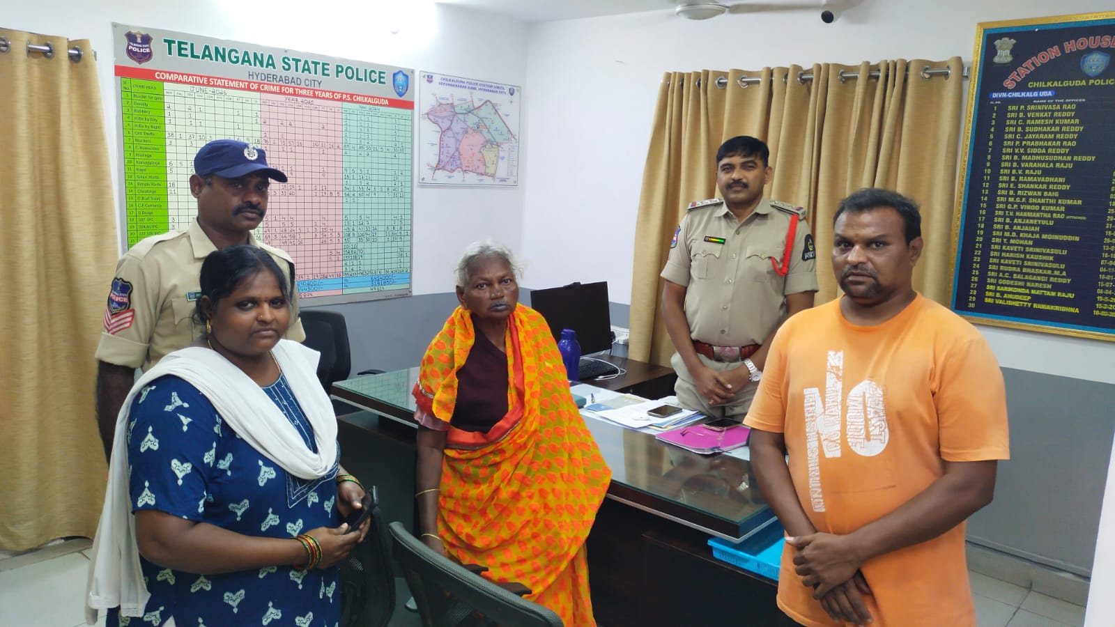 తప్పిపోయిన వారి కోసం వెతికి.. కుటుంబాల చెంతకు చేర్చిన పోలీసులు..
