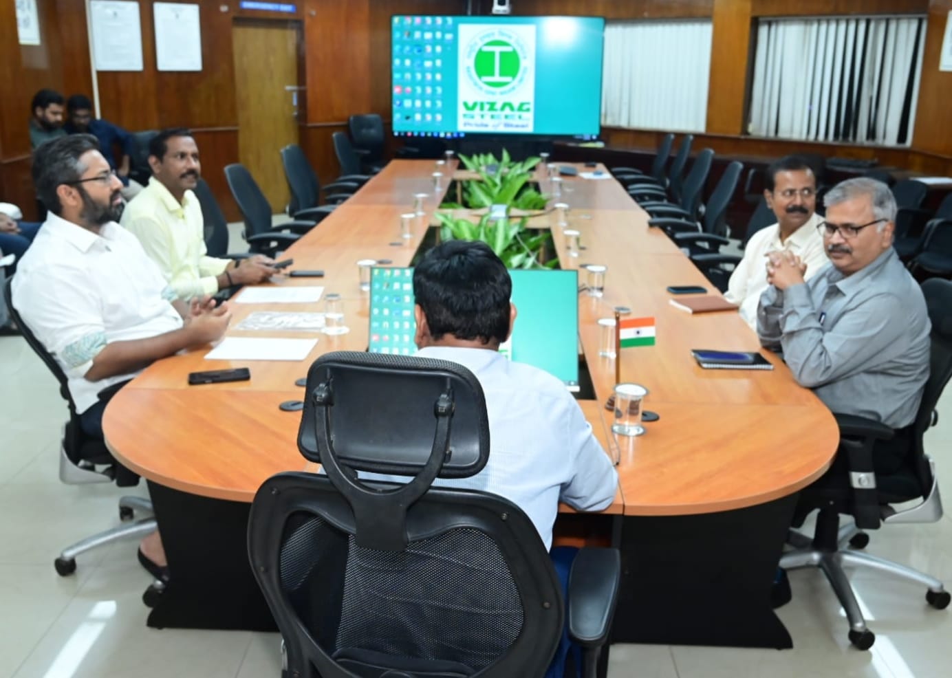 కూటమి ప్రభుత్వం సారధ్యంలో వేలాదిమందికి జీవనోపాధి గా ఉన్న విశాఖ స్టీల్ ప్లాంట్ భవిషత్లో మరింత పటిస్థాo కానుంది - కొన్ని కారణాలవల్ల అన్ బ్లాక్ అయిన కార్మికుల ఆధార కార్డ్స్ తిరిగి పునరుద్ధరణ - టీడీపీ చీఫ్ పల్లా శ్రీనివాస్ రావు (బై రాజా పెంట పాటి ఏపీ బ్యూరో చీఫ్)