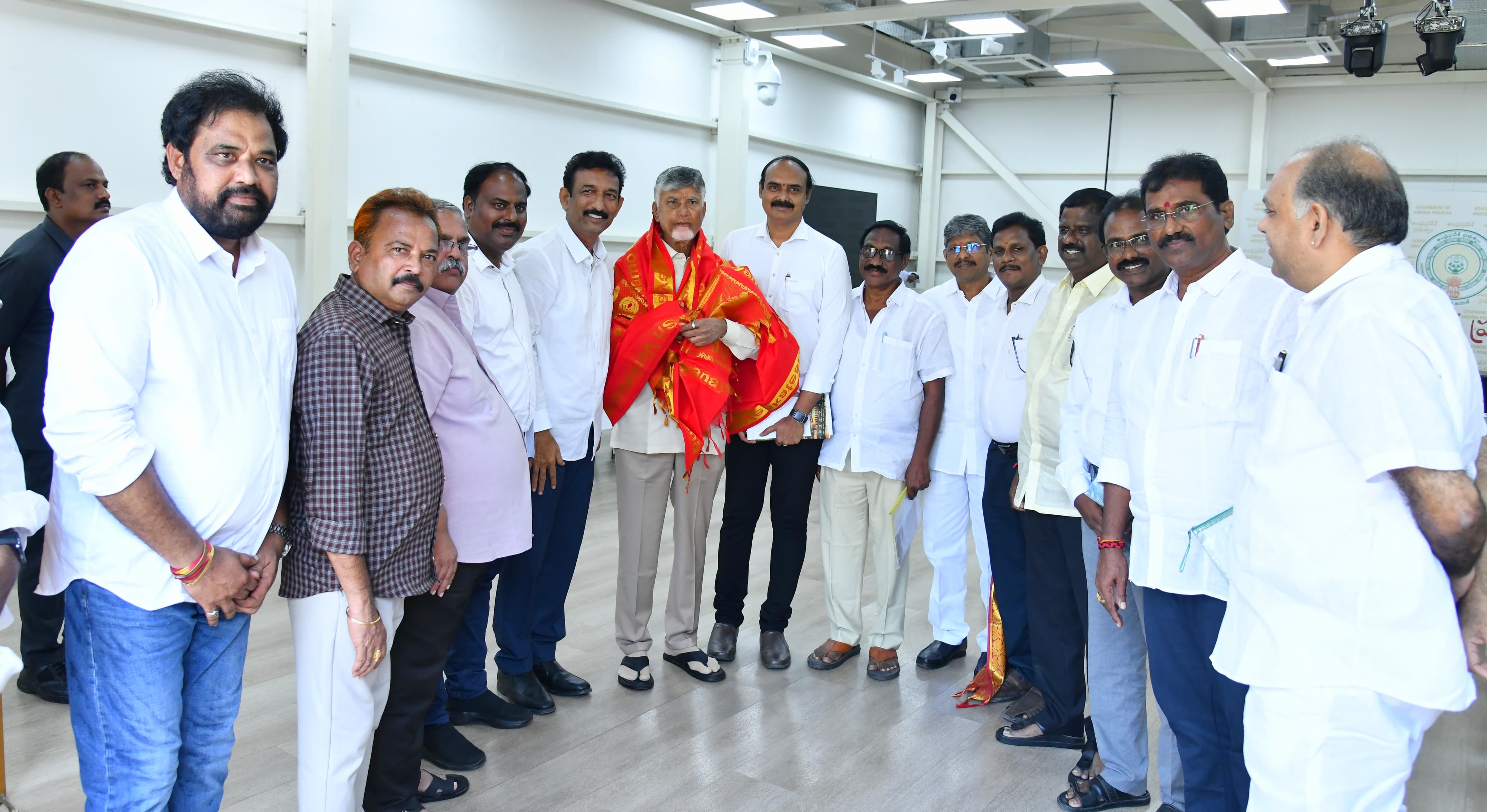 గత కొంత కాలంగా పెండింగ్ బకాయిలు పై ఆందోళన చేస్తున్న ఆంద్ర ప్రదేశ్ ప్రభుత్వ ఉద్యోగ సంఘాలు ముఖ్య మంత్రీతో జరిపిన చర్చలు సఫలీకృతం కావడంతో సంతోషం వ్యక్తం చేసిన ఉద్యోగ సంఘాలు. (బై రాజా పెంట పాటీ బ్యూరో చీఫ్ ఏపీ)