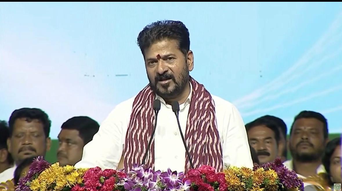 రాసి పెట్టుకోండి.. మీకు భవిష్యత్ లేదు..మీ బతుకులు చీకటిమాయమే మీకు అధికారం కలే ఈ నెలాఖరుకు సిరిసిల్లకు వస్తా. మా పాలనను చూసి బావ, బామ్మర్థులు గుక్క పెట్టి ఏడుస్తున్నారు -సీఎం రేవంత్ రెడ్డి ఘాటు వ్యాఖ్యలు