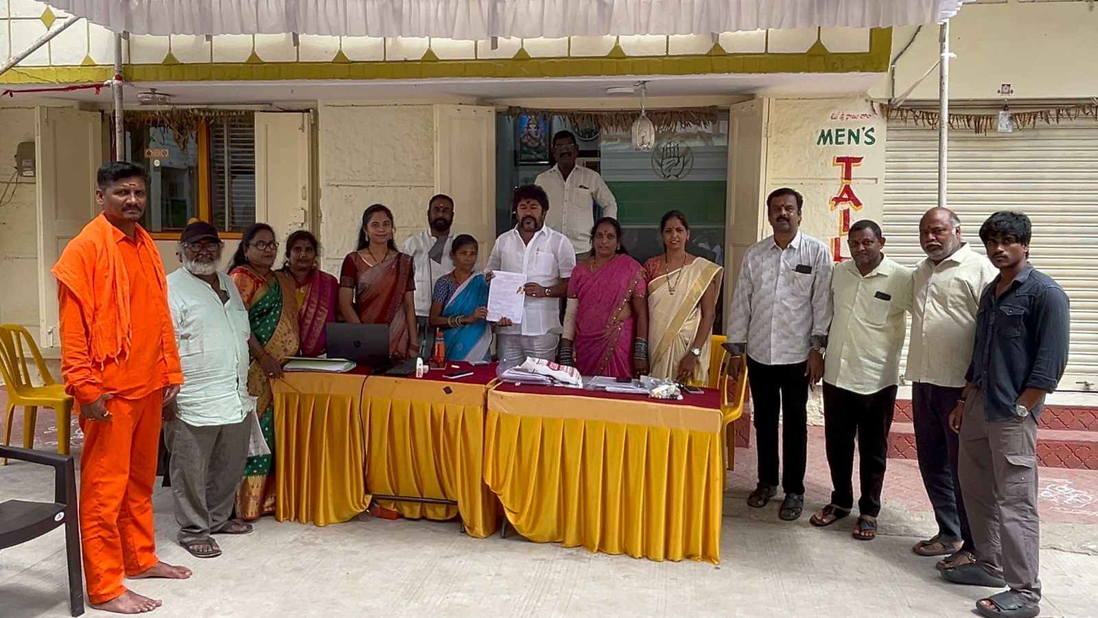 సికింద్రాబాద్ జిల్లా సెక్రెటరీ రాజేంద్ర యాదవ్ ఆధ్వర్యంలో.రెండో ఫేస్ సార్ న్యూ ఓటర్లు ఫామ్ 6 డిస్ట్రిబ్యూషన్