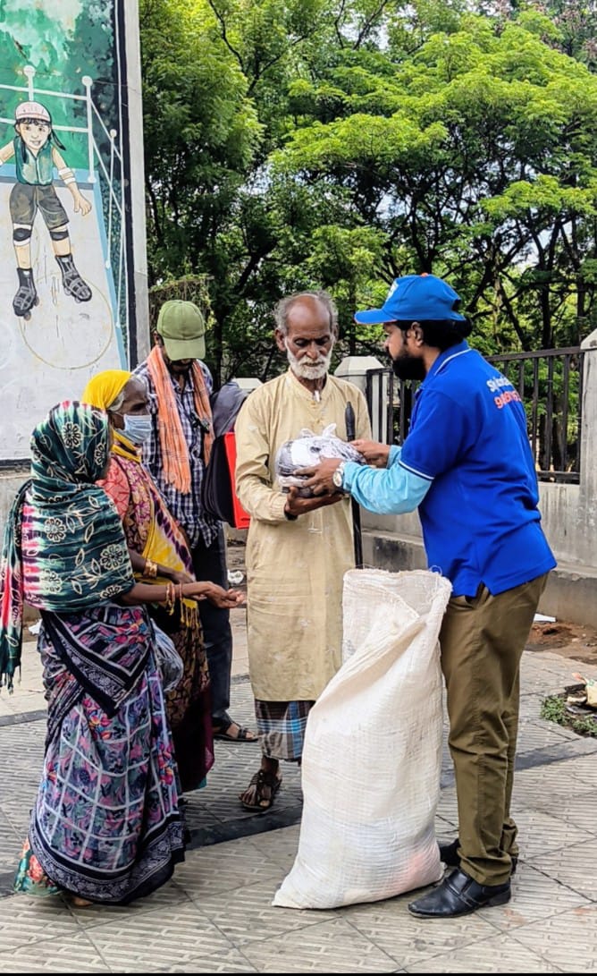 నిరాశ్రయులు, సంచారజాతులకు దుస్తుల పంపిణీ