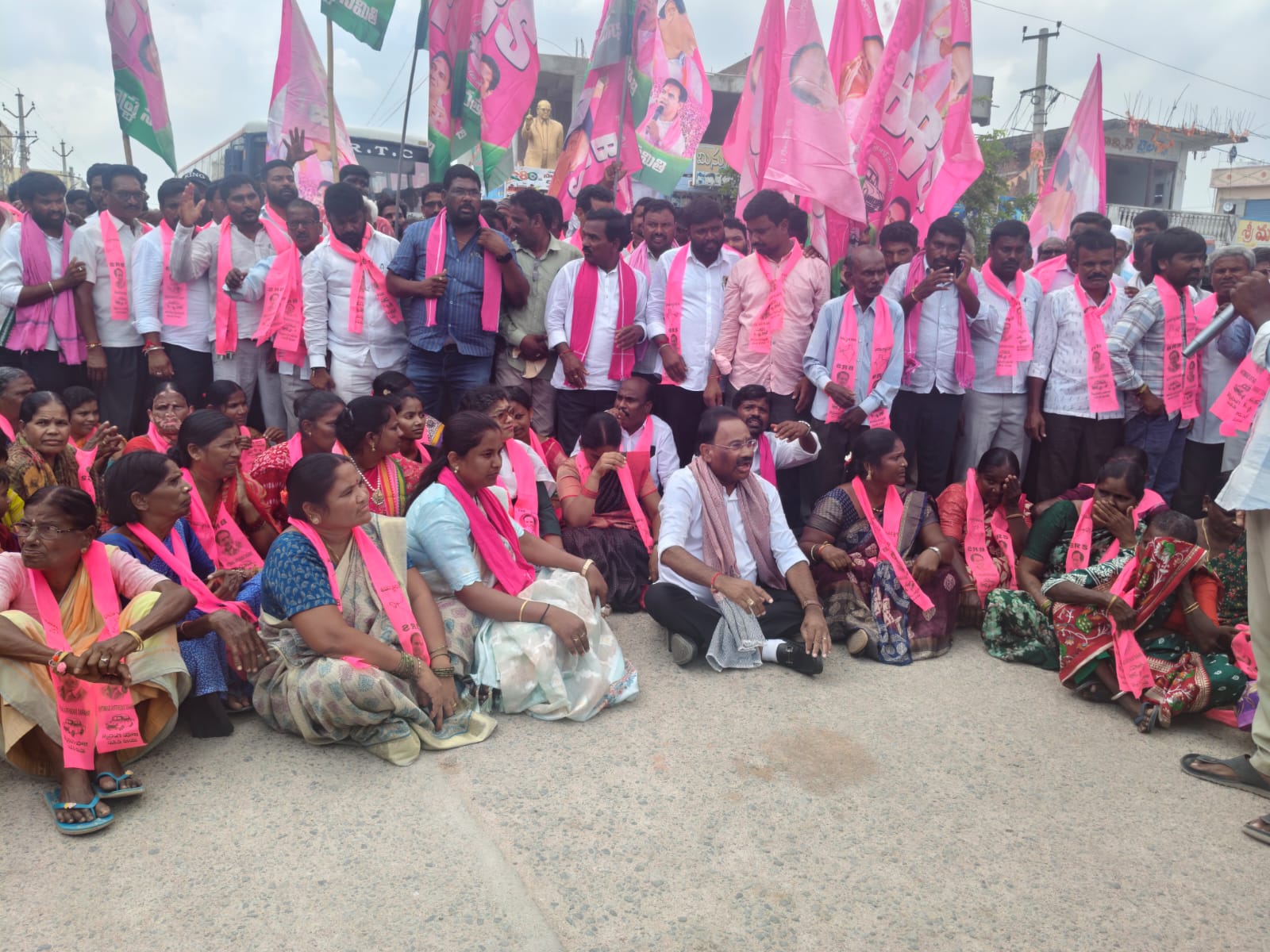 రేవంత్ రెడ్డి నిరంకుశ విధానాలను నిరసిస్తూ భారీ నిరసన తెలిపిన మాజీ ఎమ్మెల్యే కూసుకుంట్ల ప్రభాకర్ రెడ్డి