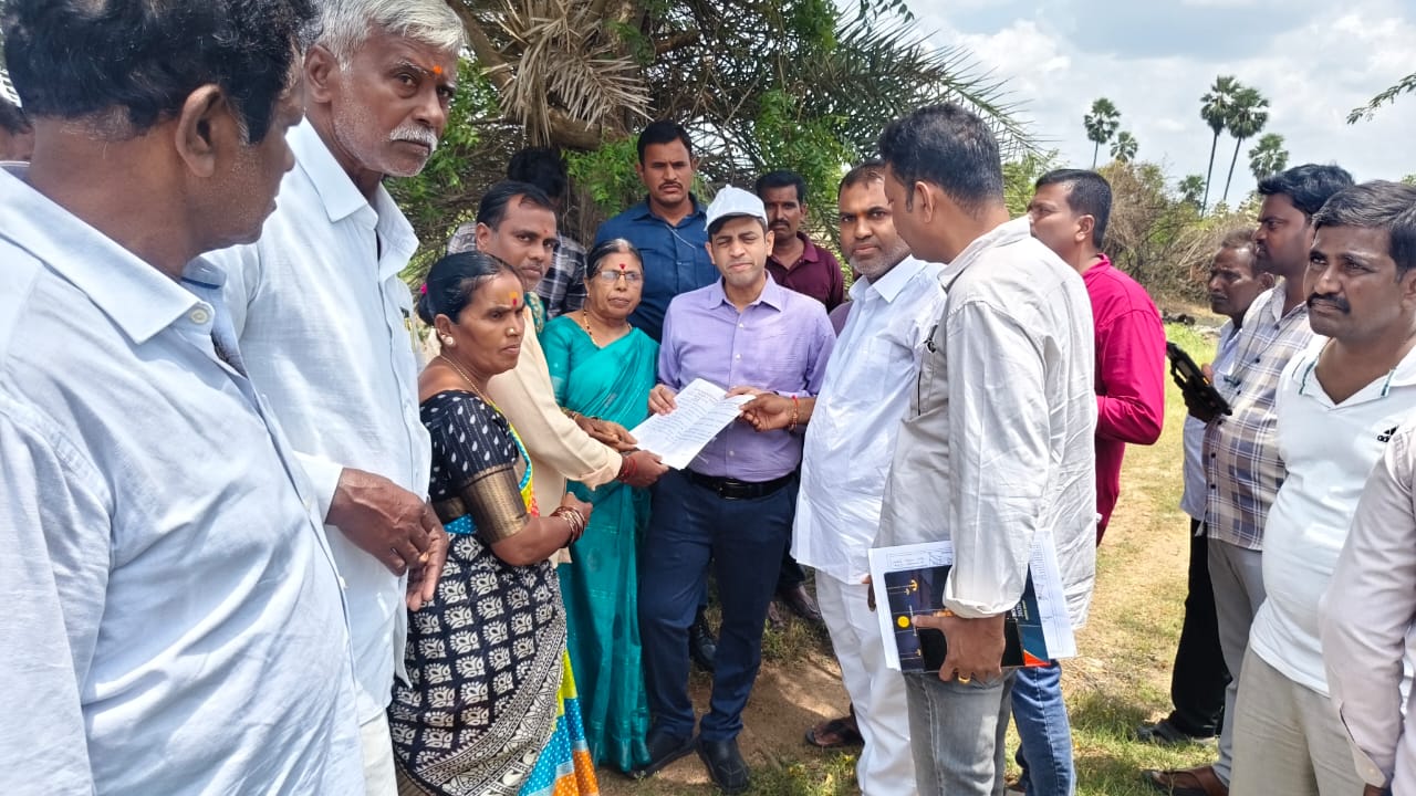 బసంతాపురం గ్రామాన్ని ఆకస్మికంగా సందర్శించిన జిల్లా కలెక్టర్