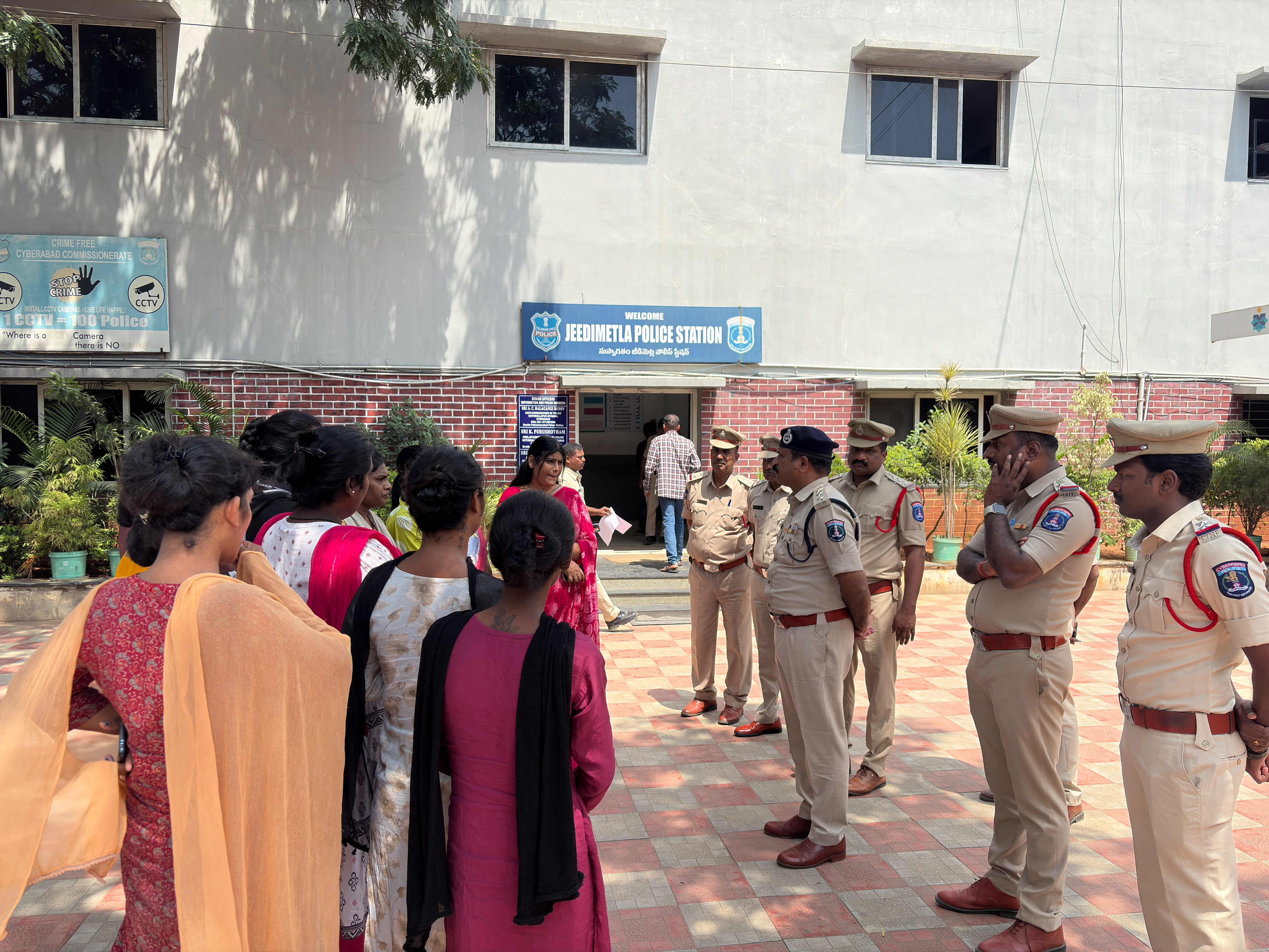 ఈ రోజు కుత్బుల్లాపూర్ డివిజన్ ACP Sir శ్రీ బాల గంగి రెడ్డి గారు, జీడిమెట్ల పోలీస్ స్టేషన్ పరిధిలో నివసిస్తున్న ట్రాన్స్జెండర్ కమ్యూనిటీ సభ్యులతో సమావేశమై వారితో పరస్పరం మాట్లాడారు.