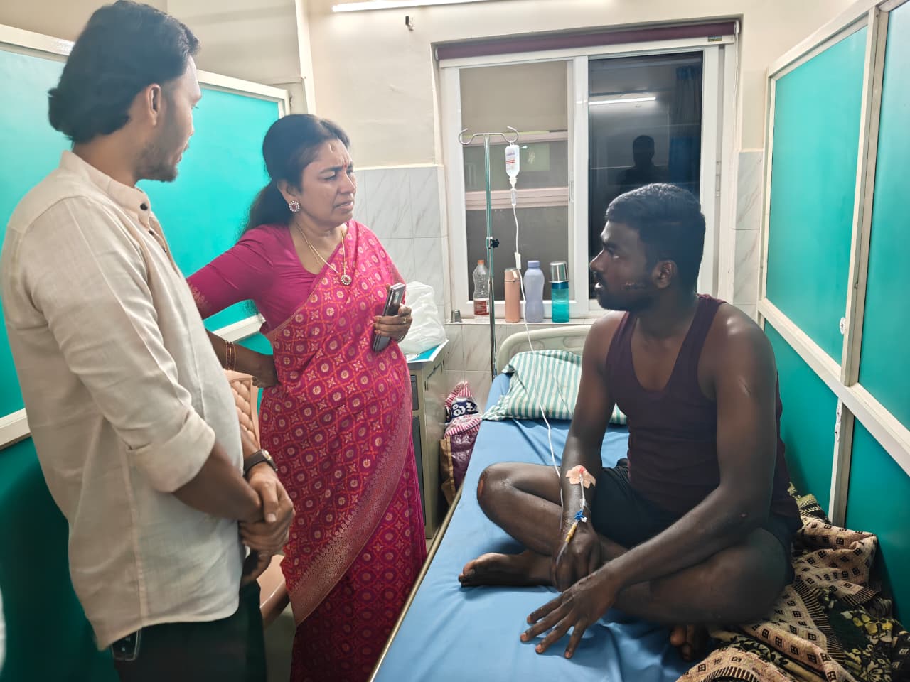 అపెక్స్ హాస్పిటల్లో చికిత్స పొందుతున్న యేమ్మే కల్యాణ్ ని పరామర్శించిన మాజీ ప్రభుత్వ విప్ గొంగిడి సునీత మహేందర్ రెడ్డి