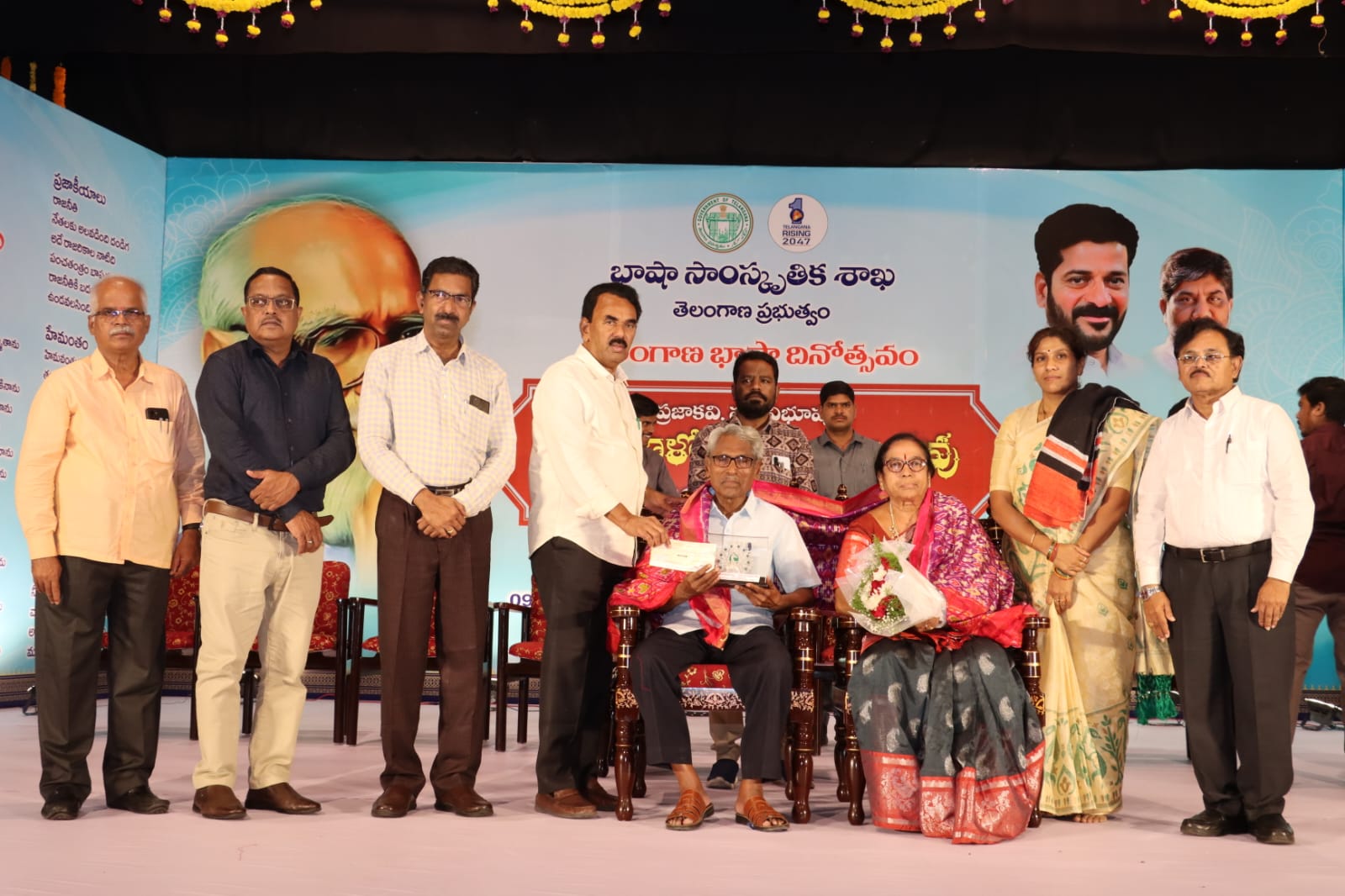 కాళోజి ఆలోచన ధోరణిని ఉనికిపుచ్చుకోవాలి పురస్కారం అందజేస్తున్న మంత్రి జూపల్లి