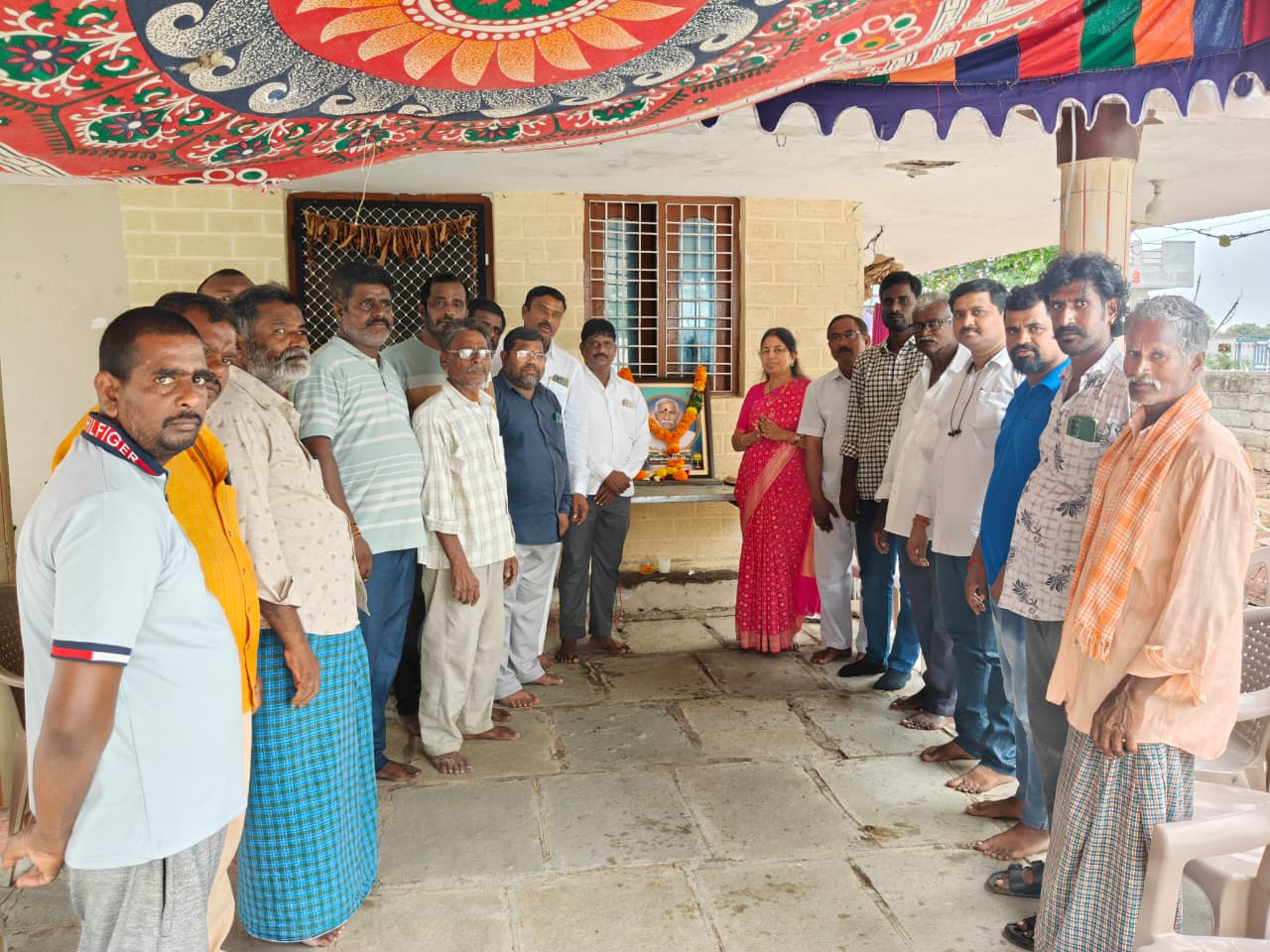 ఇటీవల మృతి చెందిన నూనెముంతల బుచ్చిరాములు గౌడ్ చిత్ర పటానికి నివాళులు అర్పించిన మాజీ ఎమ్మెల్యే గొంగిడి సునీత మహేందర్ రెడ్డి