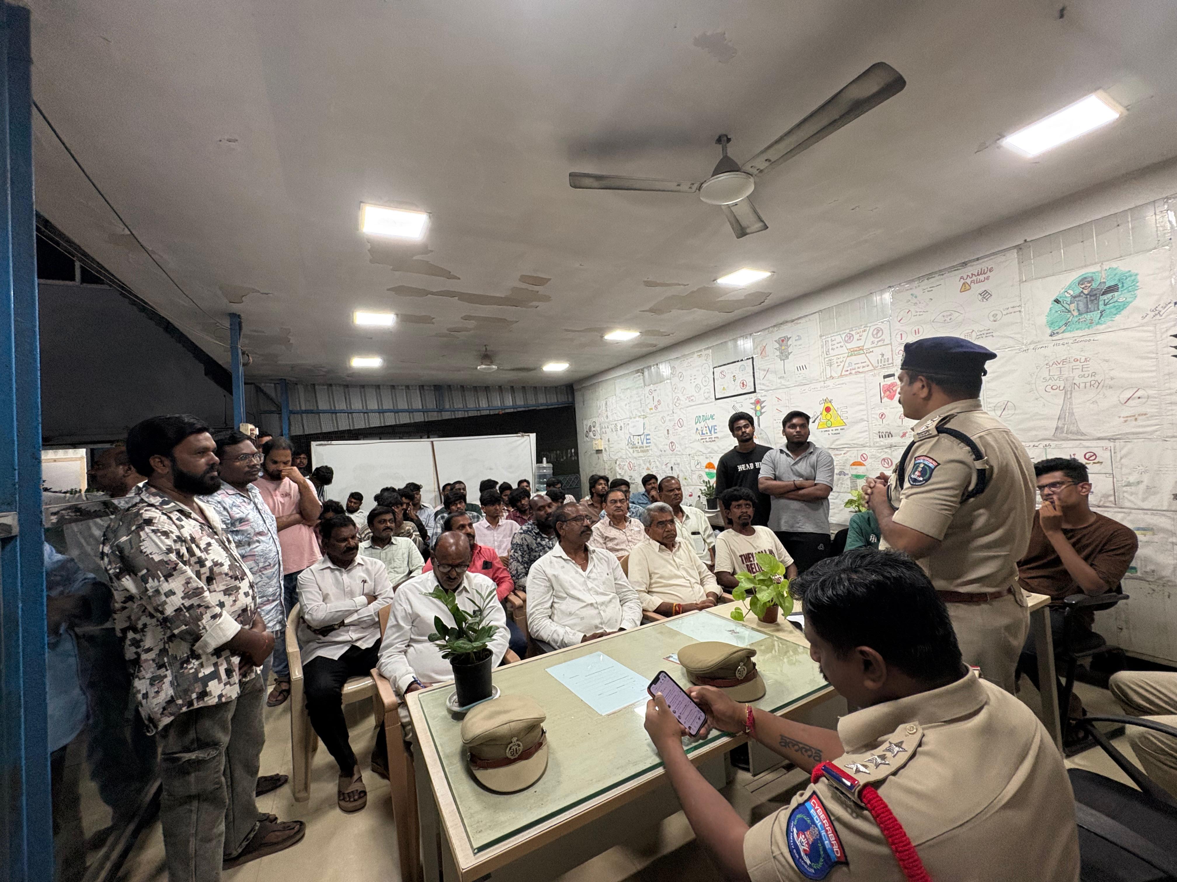 కుత్బుల్లాపూర్ డివిజన్ ACP Sir గారు, రాబోయే వినాయక చవితి పండుగను పురస్కరించుకొని జీడిమెట్ల పోలీస్ స్టేషన్ పరిధిలోని వినాయక మండపాల నిర్వాహకులు మరియు ప్రజలతో సమన్వయ సమావేశం నిర్వహించారు.