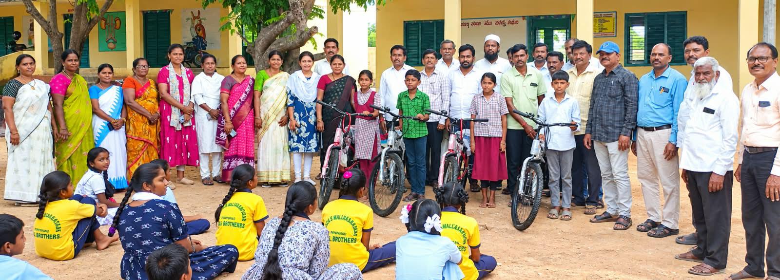 బడిపిల్లల కష్టాలు తీర్చిన సర్పంచ్ 'సైకిల్' బాసట! మాట నిలబెట్టుకున్న సర్పంచ్ నాతాల వెంకట్రెడ్డి