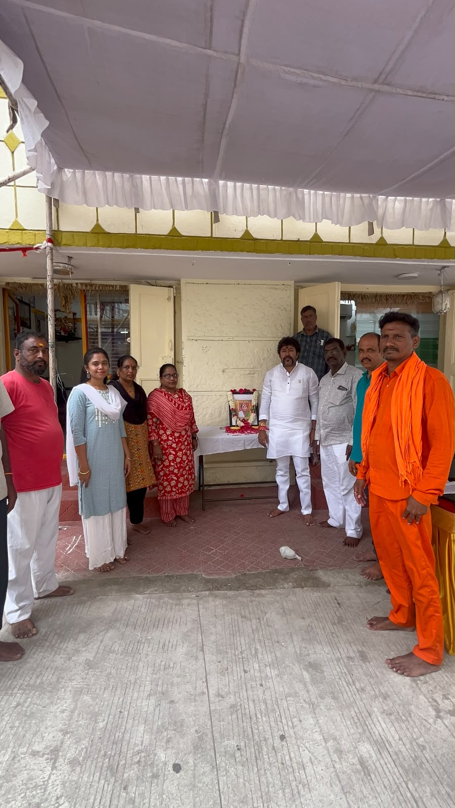 సికింద్రాబాద్ జిల్లా మెట్టుగూడ రాజేందర్ యాదవ్ ఆధ్వర్యంలో.వీరనారి చాకలి ఐలమ్మ ఆశయాలను స్ఫూర్తిగా తీసుకోవాలి వర్ధంతి సందర్భంగా పూలమాలలు వేసి నివాళులర్పించారు