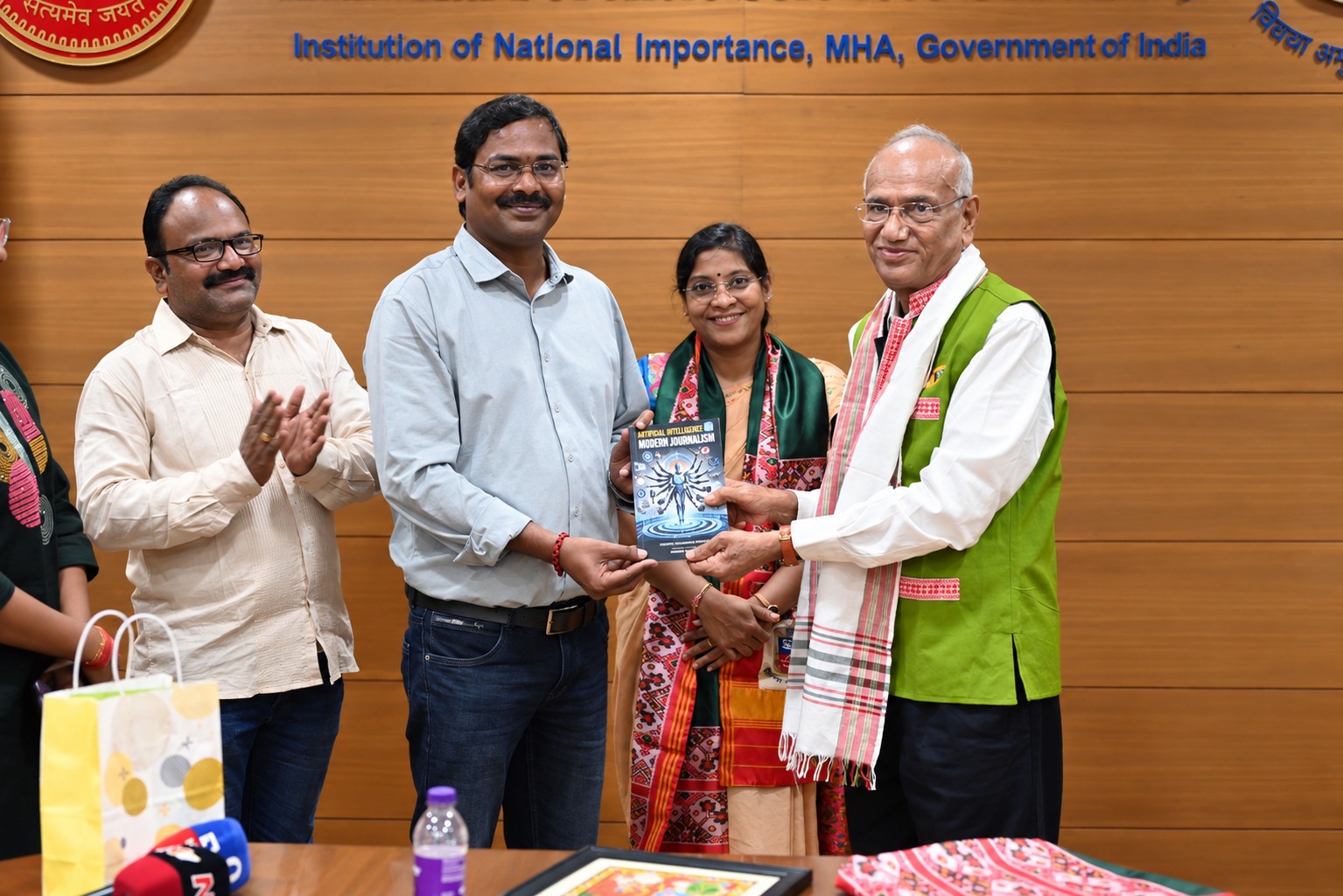 ఏఐ జర్నలిజం పుస్తక రచయిత ముద్దం నరసింహస్వామిని సత్కరించిన ఎన్ఎఫ్ఎస్యూ వీసీ