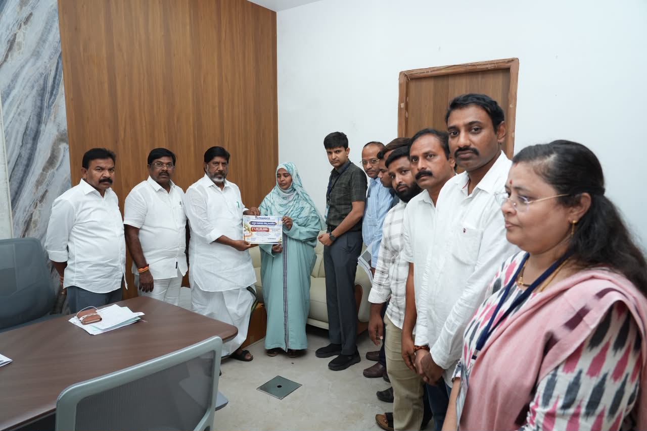 ట్రాన్స్కో ఉద్యోగి కుటుంబానికి రూ.కోటి బీమా చెక్కు అందజేసిన డిప్యూటీ సీఎం భట్టి