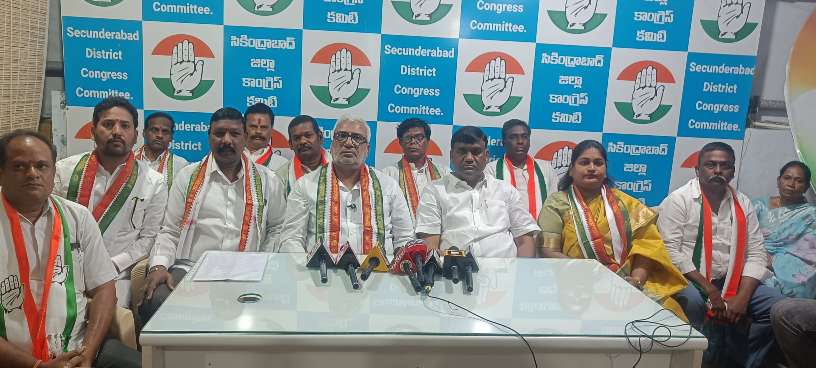 బీఆర్ఎస్ నేతలు కబ్జా చేసిన భూములను పేద దళితులకు పంచుతాం : కాంగ్రెస్ నేతలు దీపక్ జాన్, గౌరీ సతీష్ డిమాండ్