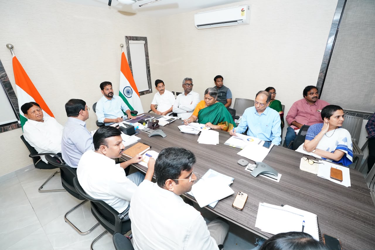 విద్యార్థులకు మరింత ఆకర్షనీయమైన రంగుల్లో యూనిఫాం