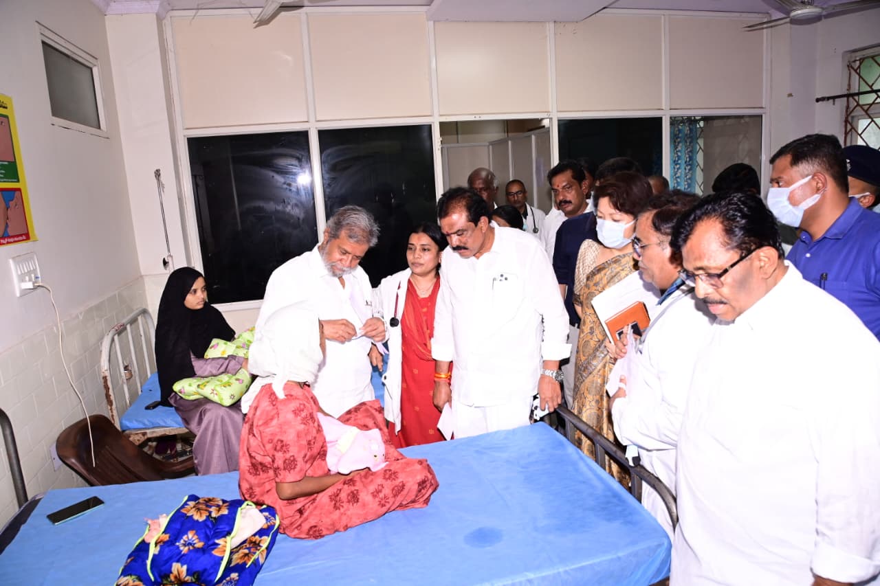 రిమ్స్ హాస్పిటల్ను సందర్శించిన ఆరోగ్య శాఖ మంత్రి దామోదర్ రాజనర్సింహ