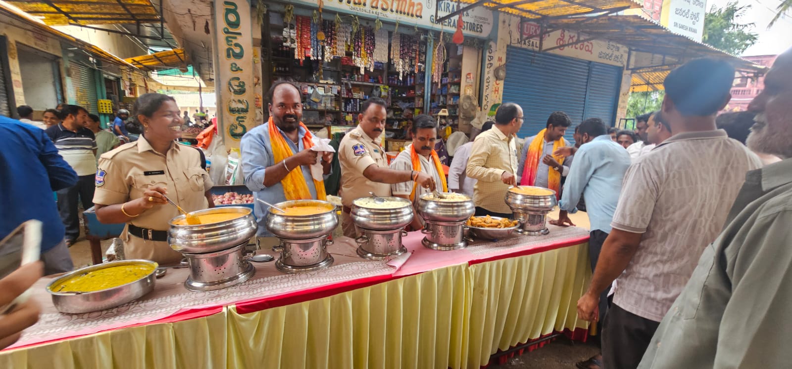 గణపతి నవరాత్రుల సందర్భంగా ఘనంగా అన్న ప్రసాద వితరణ