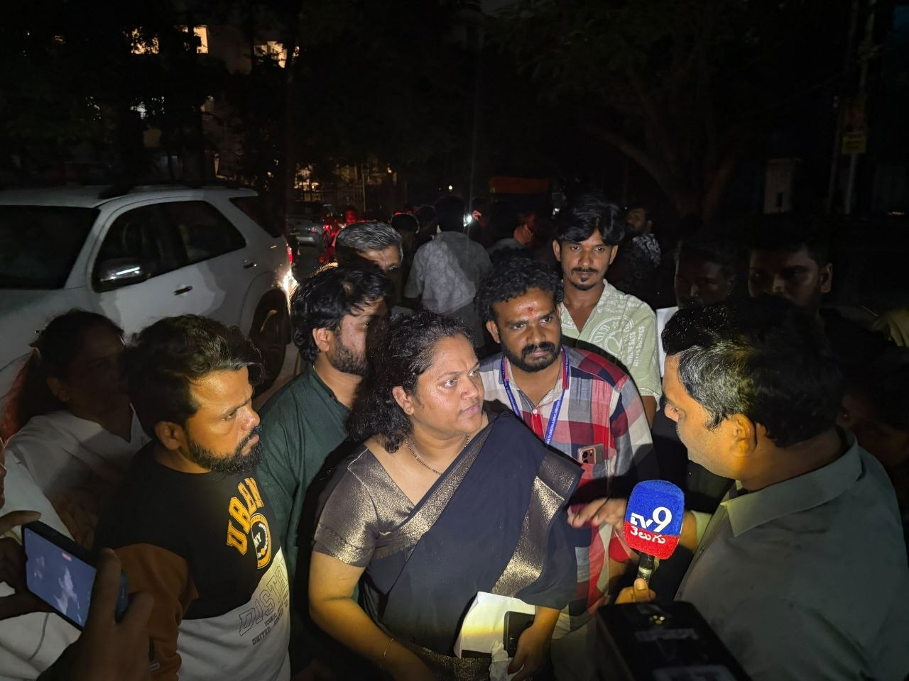 డాన్సర్స్ అసోసియేషన్ అధ్యక్షురాలు సుమలతా దేవిపై దాడి