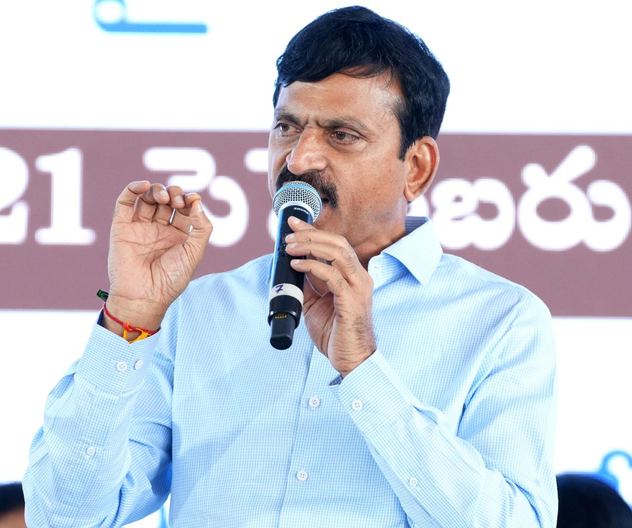 అల్పపీడనం ప్రభావంతో భారీ వర్షాలు.. కలెక్టర్లు అప్రమత్తంగా ఉండాలి రెడ్ అలర్ట్ జిల్లాలపై ప్రత్యేక దృష్టి సారించాలి మంత్రి పొంగులేటి శ్రీనివాస్ రెడ్డి