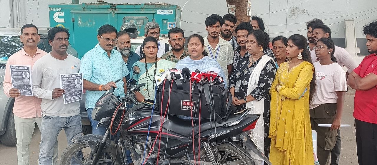 ఫిలిం ఫెడరేషన్పై భగ్గుమన్న పలు సినీ సంఘాలు.. వల్లభనేని అనిల్ను జైలులో పెట్టాలని డిమాండ్