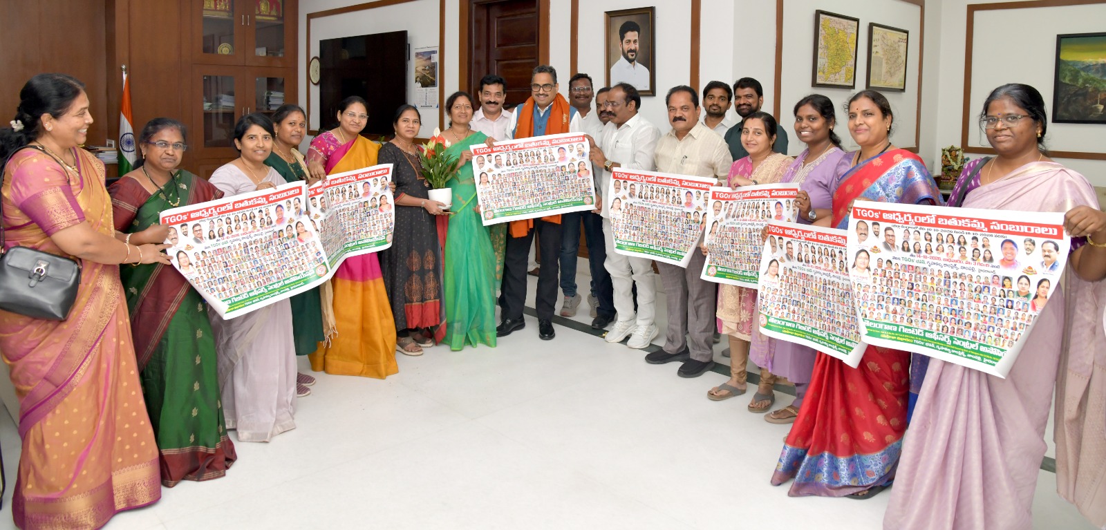 టీ.జీ.ఓ. మహిళా విభాగం బతుకమ్మ పోస్టర్ను ఆవిష్కరించిన ప్రభుత్వ ప్రధాన కార్యదర్శి సంజయ్ జాజు