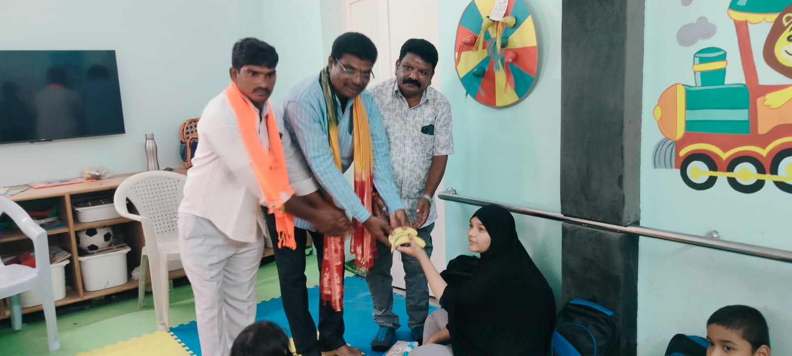 భవిత కేంద్రంలో దివ్యాంగ విద్యార్థులకు పండ్ల పంపిణీ ముఖ్య అతిథిగా గోలి ప్రభాకర్.. రాపోలు సంతోష్ కుమార్ ఆధ్వర్యంలో కార్యక్రమం
