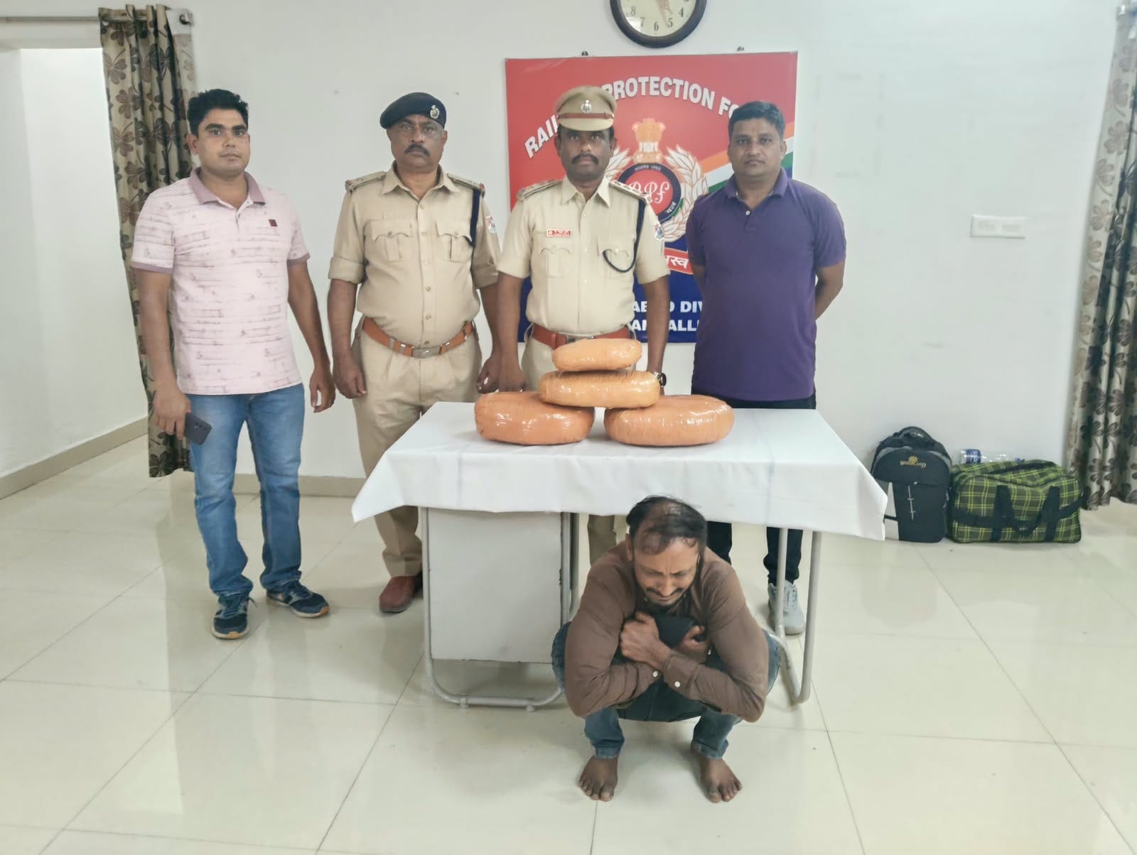 లింగంపల్లి రైల్వే స్టేషన్లో 10 కిలోల గంజాయి స్వాధీనం