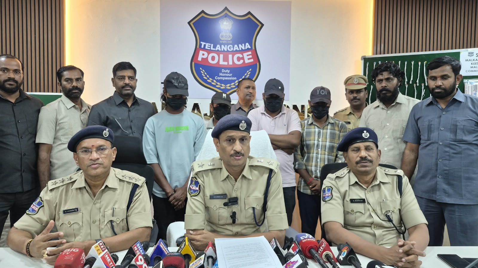 మల్కాజిగిరి కమిషనరేట్ పరిధిలో పోలీసుల భారీ ఆపరేషన్.. సికింద్రాబాద్ రైల్వే స్టేషన్ లో 21.499 కిలోల గంజాయి పట్టివేత.. ఇద్దరు మహిళల అరెస్ట్..