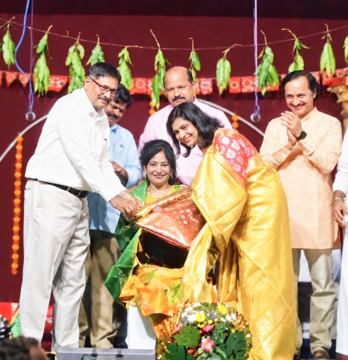 నవ్వించి, ఆలోచింపజేసిన 'నైవేద్యం' నాటిక ప్రదర్శన