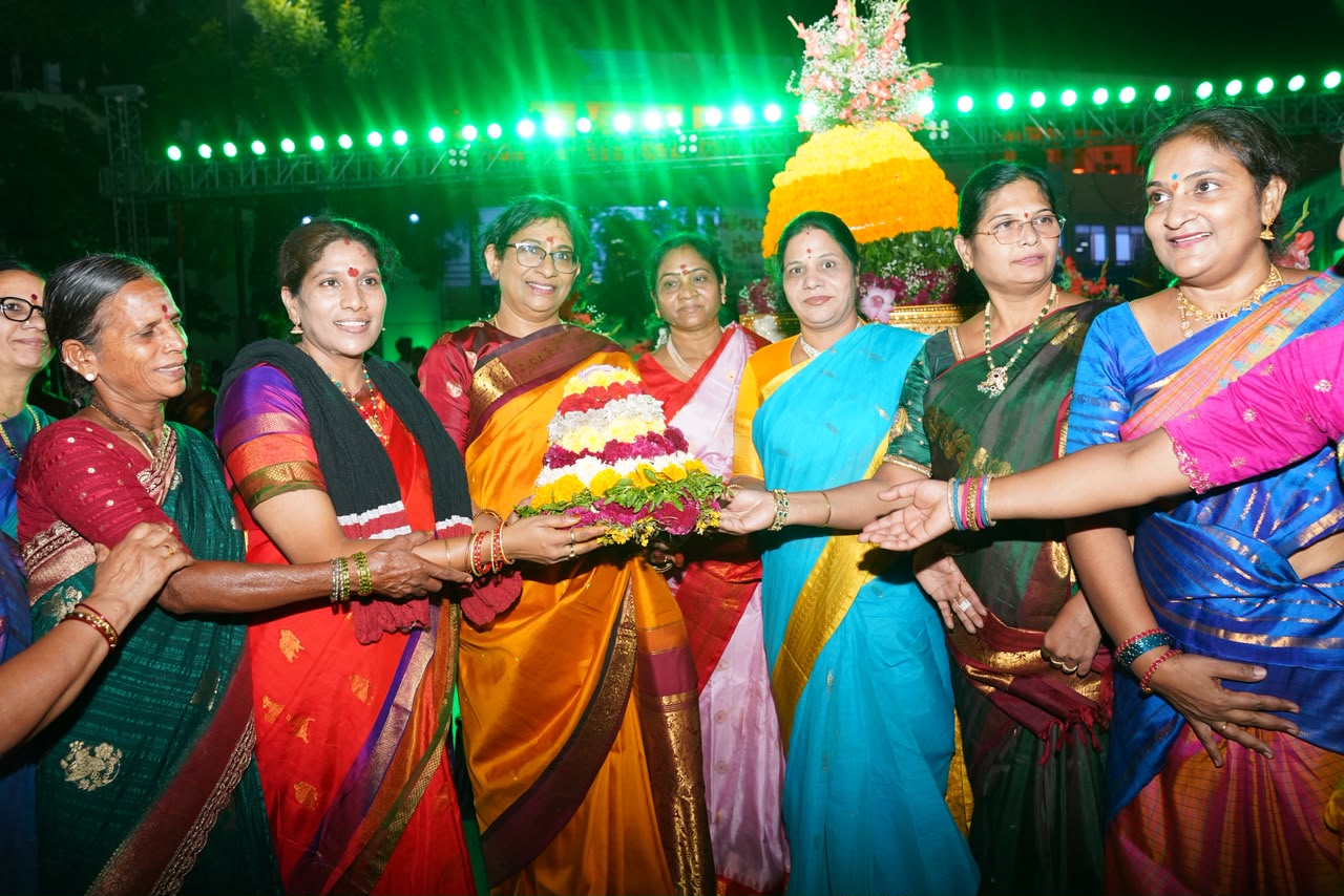అట్టహాసంగా బతుకమ్మ సంబరాలు ప్రారంభం రవీంద్రభారతిలో ఎంగిలిపూల బతుకమ్మ వేడుకలు హాజరైన మంత్రులు జూపల్లి కృష్ణారావు, పొన్నం ప్రభాకర్