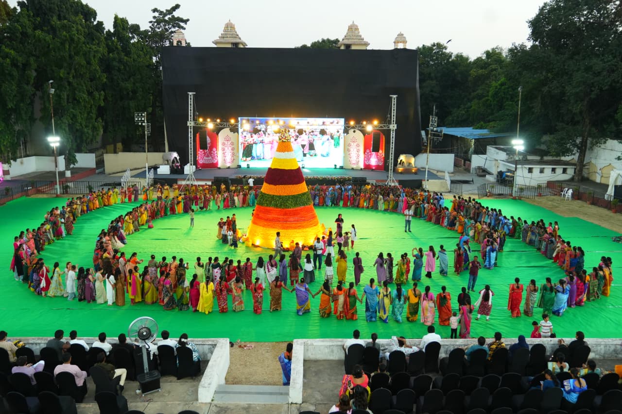 లలిత కళా తోరణంలో నాలుగో రోజు నానబియ్యం బతుకమ్మ వేడుకలు: