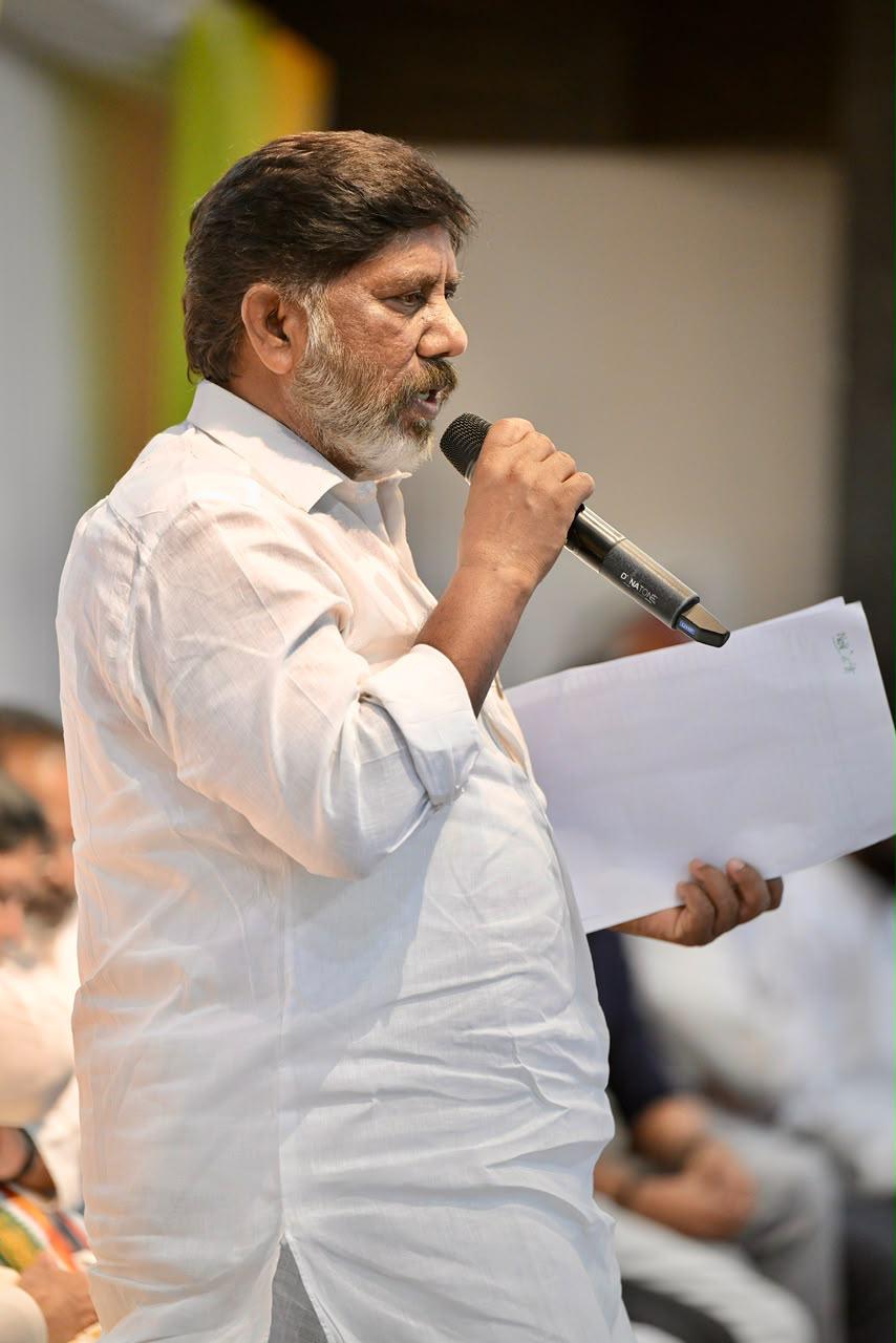 ఎల్నినో ప్రభావాలపై రైతులతో వీడియో కాన్ఫరెన్స్ నిర్వహిస్తున్న ప్రధాన కార్యదర్శి సంజయ్ జాజు సచివాలయం నుంచి రైతు వేదికల ద్వారా రైతులతో నేరుగా అనుసంధానం