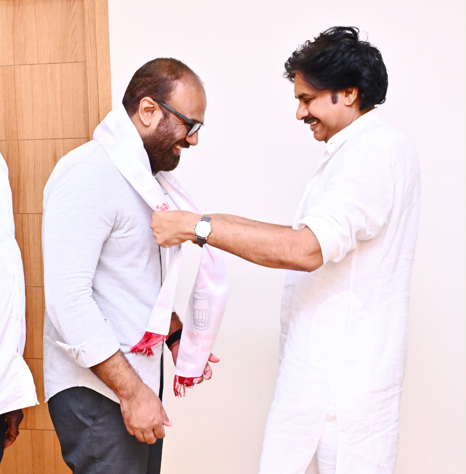 జనసేన పార్టీలోకి వంగవీటి రాధాకృష్ణ పార్టీ కండువా కప్పి సాదరంగా ఆహ్వానించిన పార్టీ అధ్యక్షులు పవన్ కళ్యాణ్ అమరావతి, ట్రైనెట్ న్యూస్,