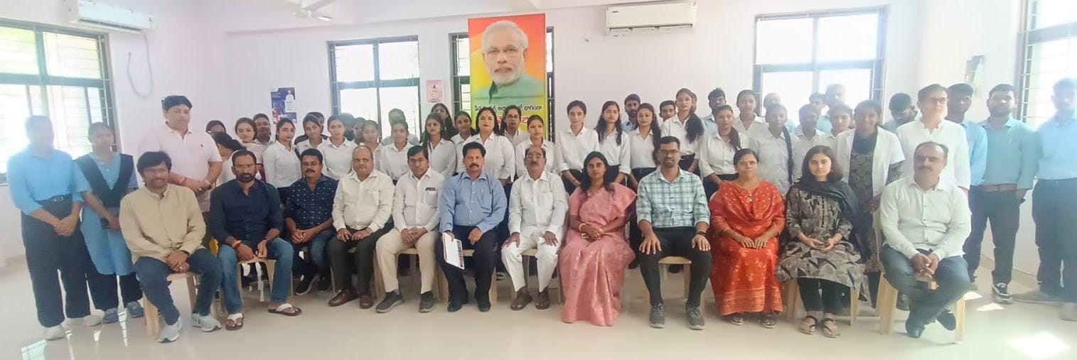 ఉచిత మెగా వైద్య, రక్తదాన శిబిరానికి విశేష స్పందన.... - కవిత పృథ్వీరాజ్, అడపా చంద్రమౌళిలు వైద్య శిబిరం ఏర్పాటు చేయడం అభినం దనీయం...