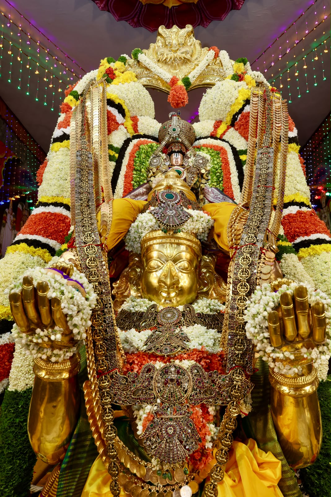 చిరుజల్లుల మధ్య.. గోవింద నామస్మరణతో వైభవంగా శ్రీవారి గరుడసేవ లక్ష్మీకాసుల మాలధారిగా గరుడ వాహనంపై శ్రీ మలయప్పస్వామివారి దివ్య దర్శనం