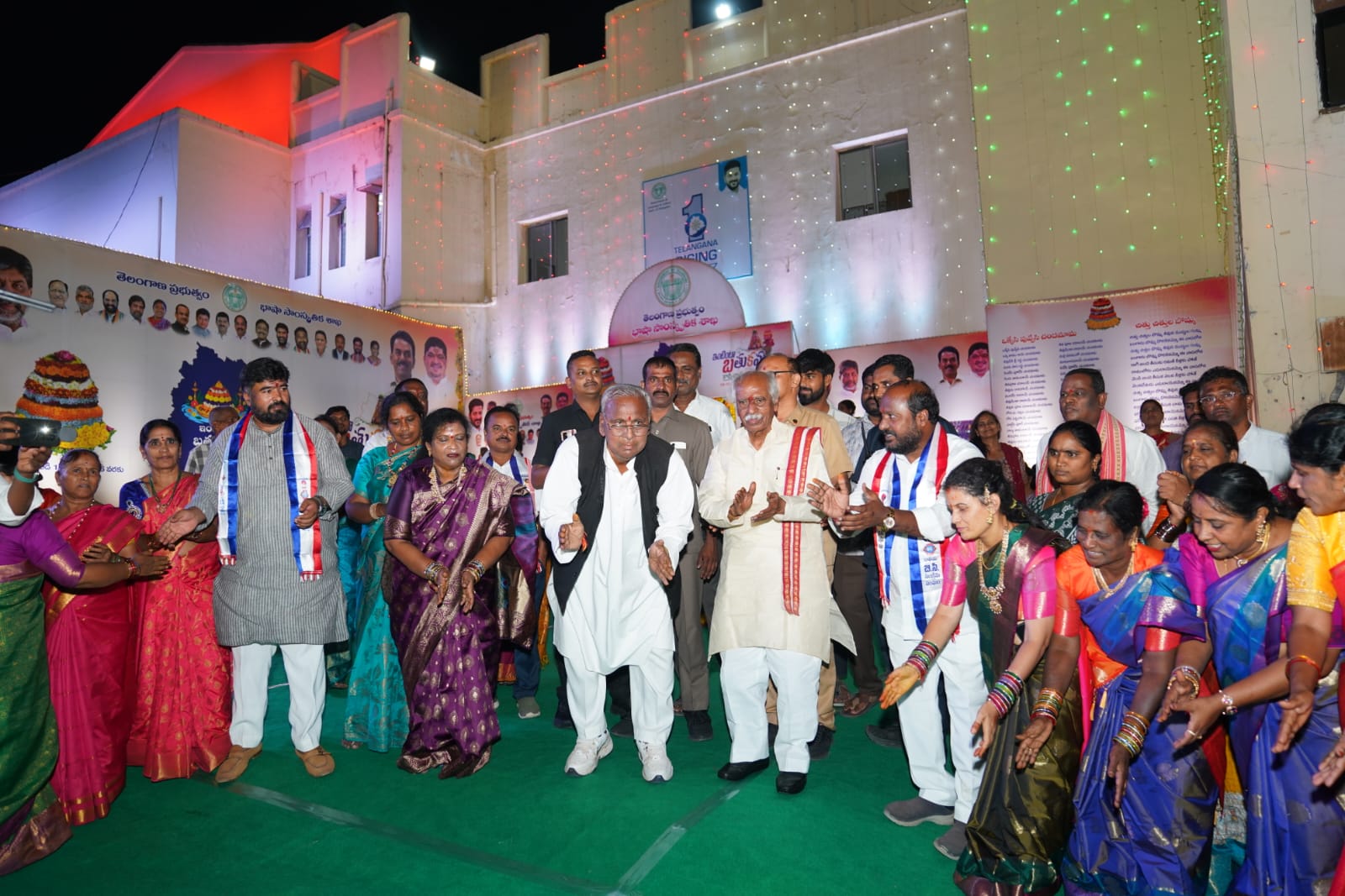 రవీంద్రభారతిలో ఘనంగా ‘వేపకాయల బతుకమ్మ’ ఆడిపాడిన బీసీ సంఘం, నర్సింగ్ అసోసియేషన్ మహిళలు