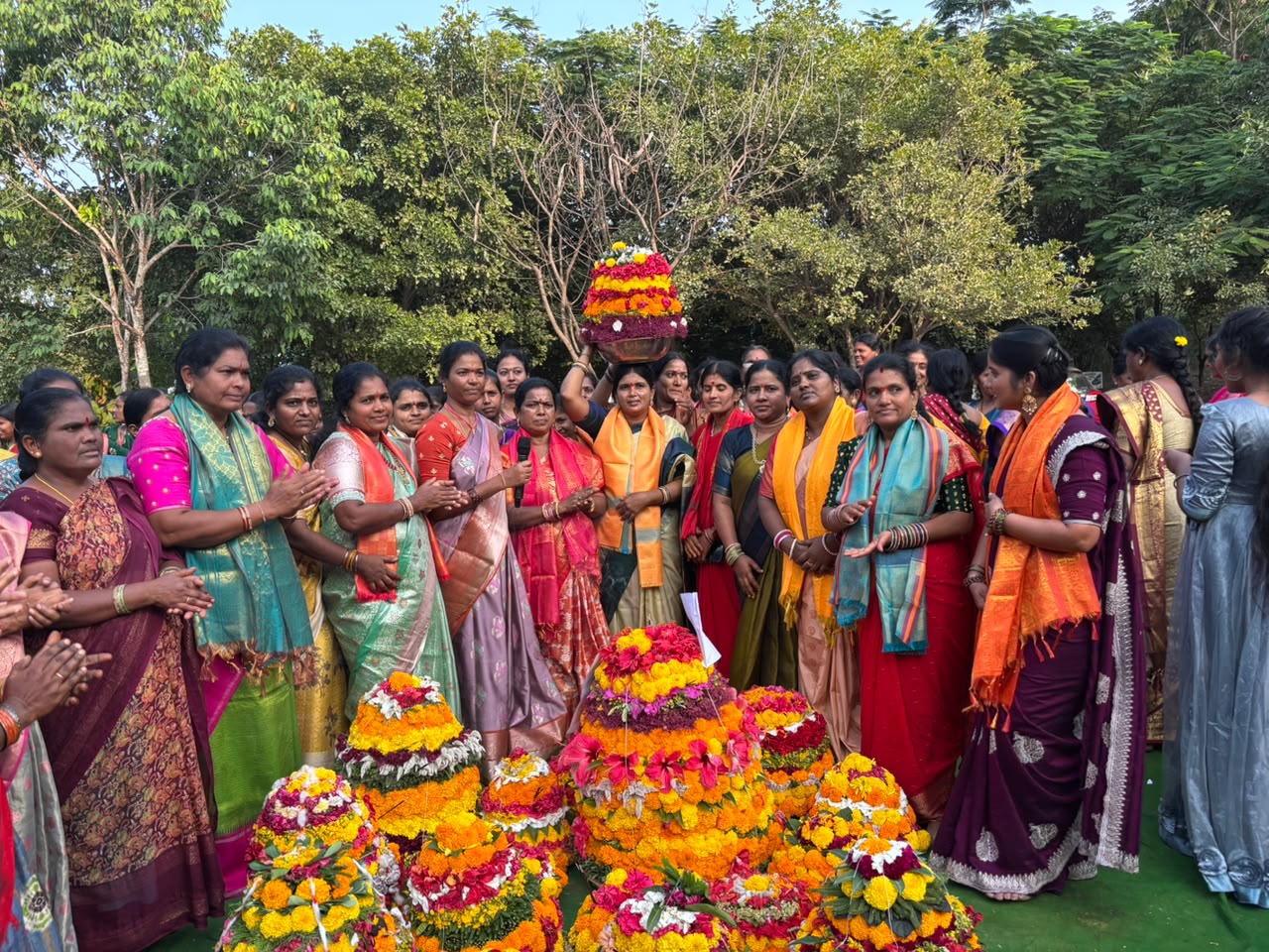బొమ్మలరామారం తహసిల్దార్ కార్యాలయంలో ఘనంగా బతుకమ్మ వేడుకలు