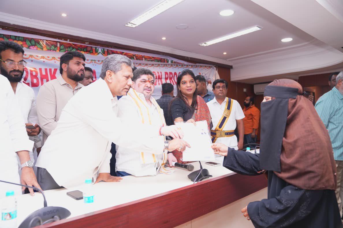 డబుల్ బెడ్ రూమ్స్కి ఇండ్ల పట్టాల పంపిణీ చేసిన మంత్రి పొన్నం